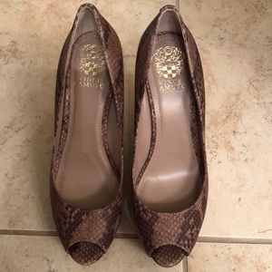 Vince Camuto Ladelle snake print wedges sz 8.5